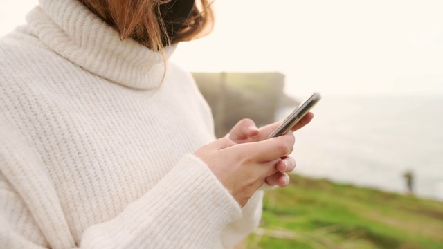 近距离的年轻女子短信与她的智能手机视频素材