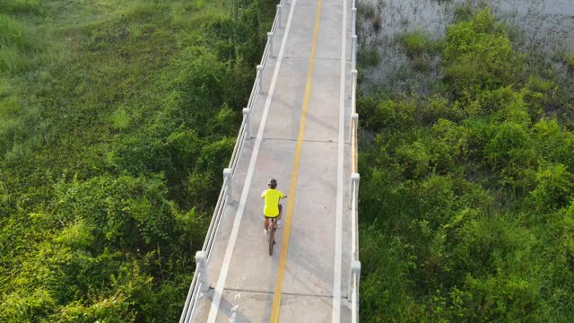 鸟瞰图骑自行车的人沿着乡村道路视频素材