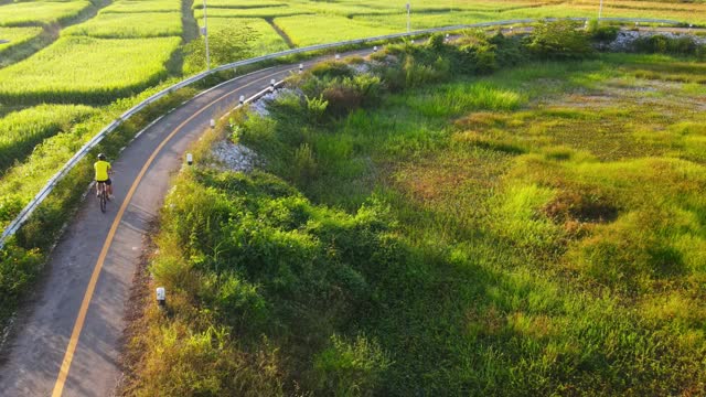 鸟瞰图骑自行车的人沿着乡村道路视频素材