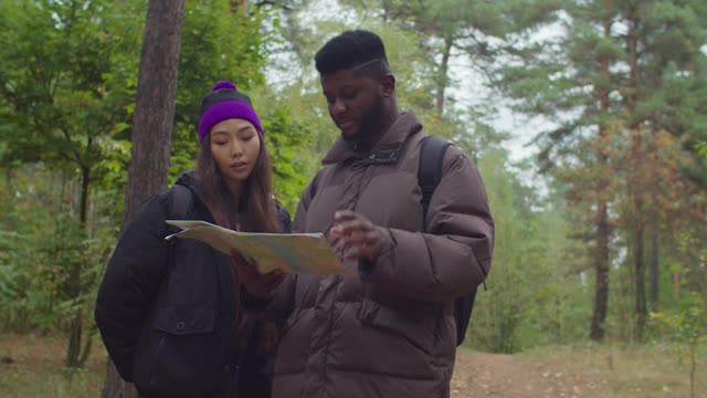 背包客拿着地图在争论旅行路线视频素材