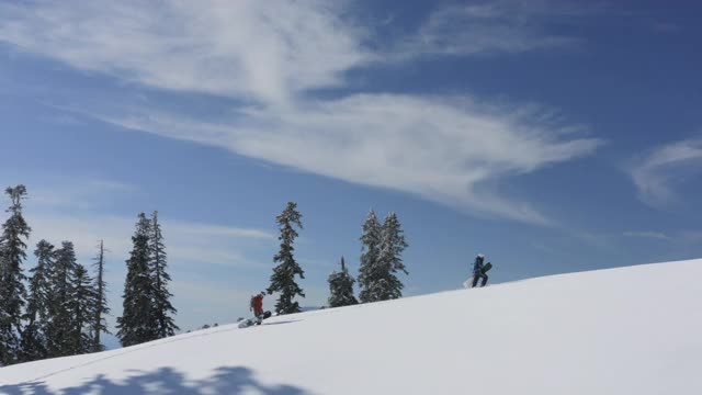 滑雪板与滑雪板攀登雪山与惊人的大海视频素材