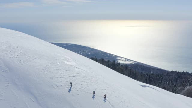 一群人爬山，在雪山滑雪，免费乘车视频素材