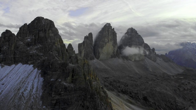 拉瓦雷多城市国家公园鸟瞰图。意大利Dolomiti。视频素材