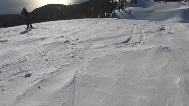 在充满阳光的雪山上免费滑雪视频素材