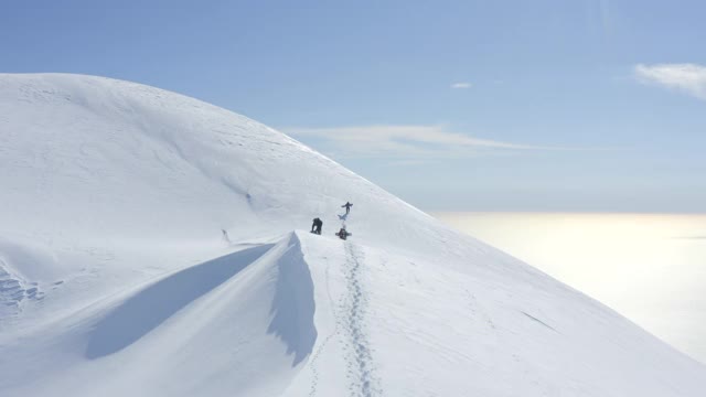 团体滑雪板徒步旅行在雪山滑雪板免费骑视频素材