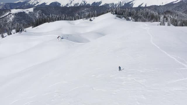 空中鸟瞰图从无人机滑雪骑在雪坡在冬季山视频素材