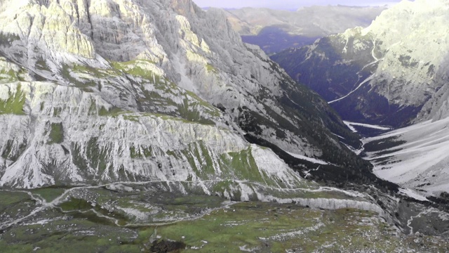 拉瓦雷多城市国家公园鸟瞰图。意大利Dolomiti。视频素材