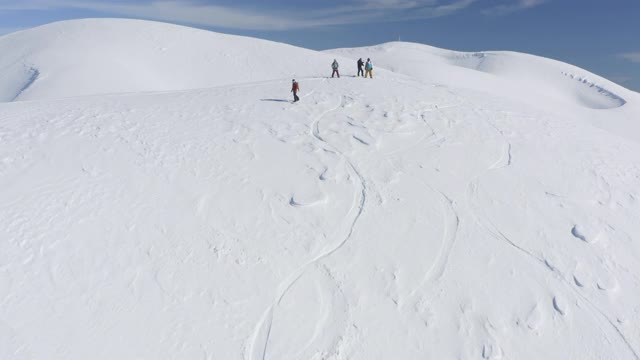 鸟瞰图滑雪板女孩骑免费雪坡在冬季山视频素材