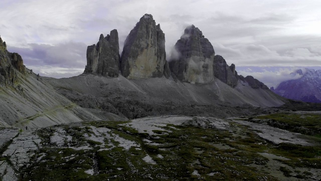 拉瓦雷多城市国家公园鸟瞰图。意大利Dolomiti。视频素材