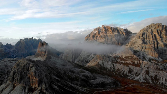 拉瓦雷多城市国家公园鸟瞰图。意大利Dolomiti。视频素材