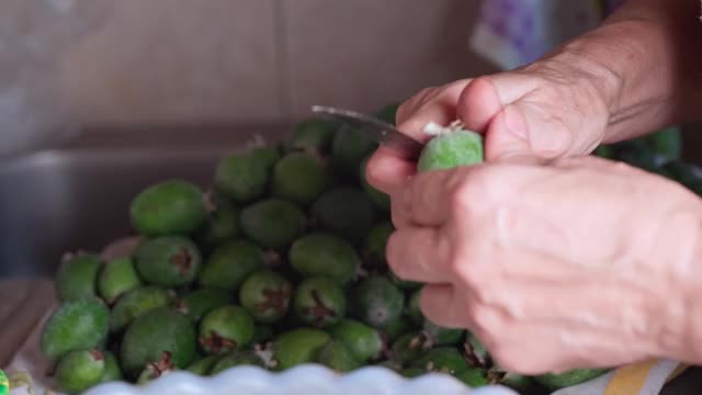 菲荷酱做的。用糖和水煮的Feijoa视频素材