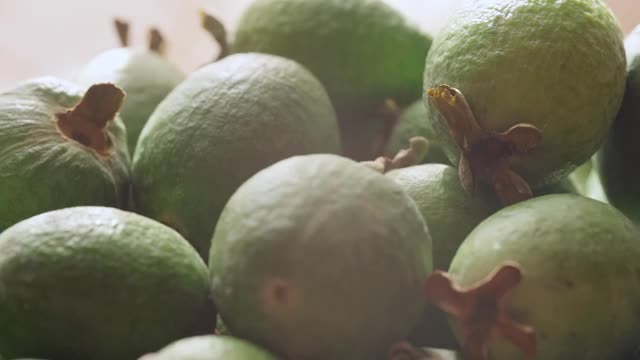 成熟的feijoa水果在牛奶上视频素材