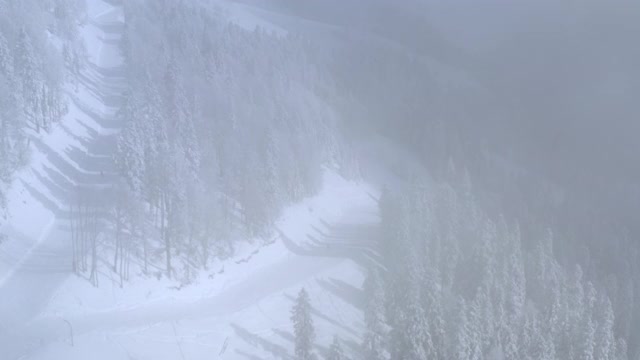 鸟瞰滑雪者从滑雪场的山坡上滑雪视频素材