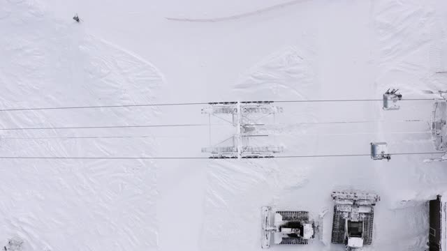 在滑雪胜地的缆车缆车上移动的无人机俯视图视频素材