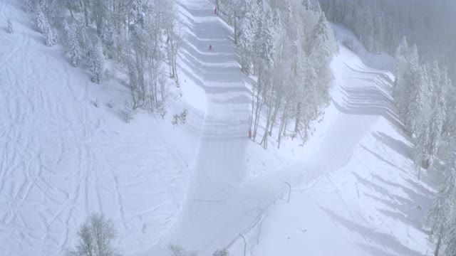 鸟瞰图滑雪者从雪山斜坡滑雪在冬季度假村视频素材