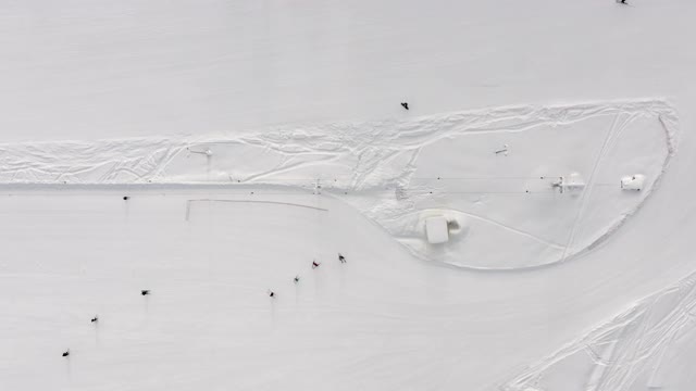 顶视图滑雪缆车运输滑雪者和滑雪板视频素材