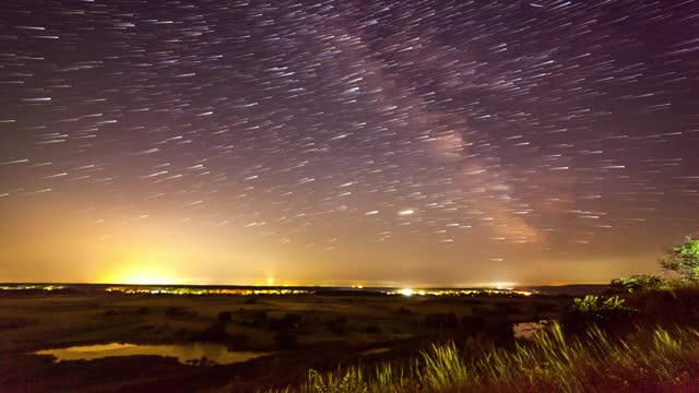 山间星夜时光流逝。银河系恒星在乡村交通上移动。晚上的一天。来自乌克兰的美丽风景。视频素材