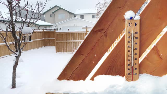 一场雪上的温度计显示出低温。视频素材