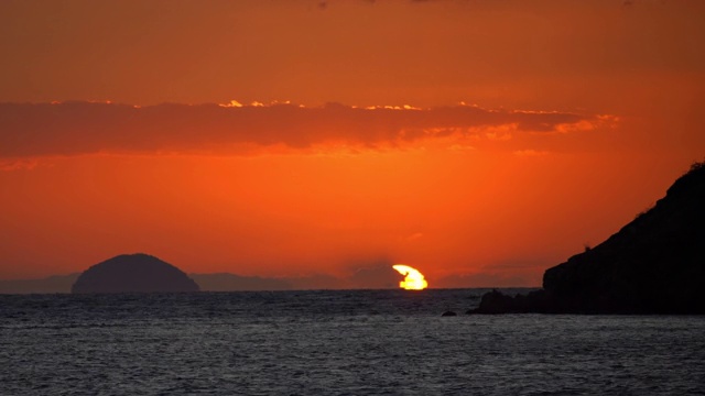 从海上看到的达摩日落在三丰市，香川县视频素材