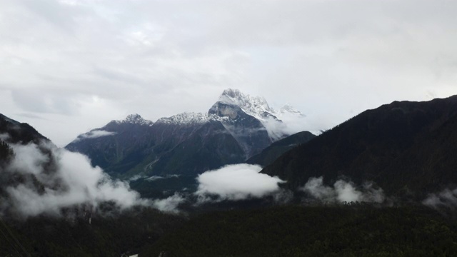 雪山离云很远视频素材