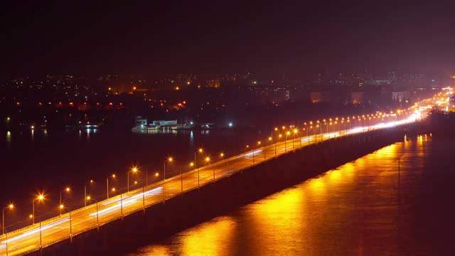 夜晚的城市。河流景观。间隔拍摄。4 k。全高清4096 x2304。视频素材