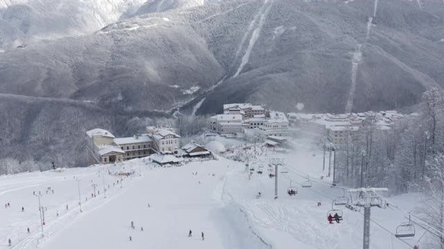 在山区度假胜地，人们在滑雪板上滑雪。鸟瞰图视频素材