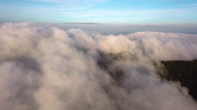 高空拍摄云雾飘动的高山和森林上空视频素材