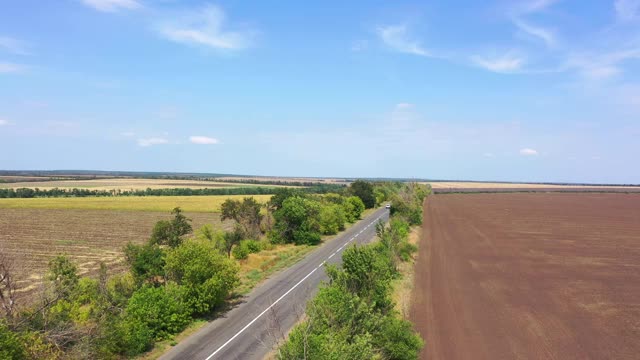 秋季农田间的高速公路视频素材