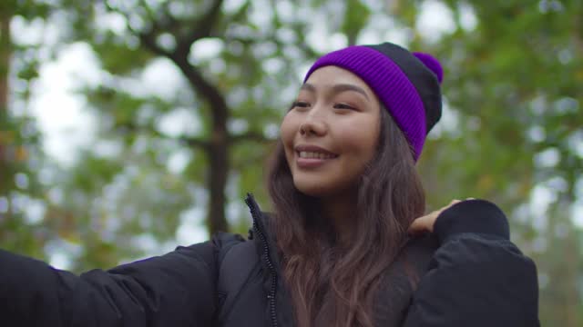 亚洲女性旅行者在大自然中自拍视频素材