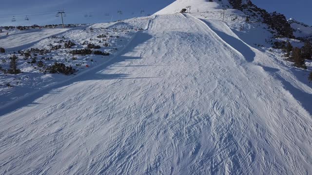 在高塔特拉斯山，斯洛伐克的滑雪者滑雪斜坡上的鸟瞰图。视频素材