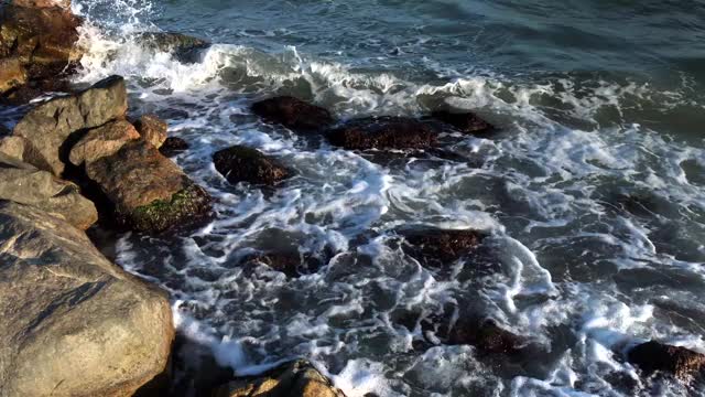 海浪和暴风雨，海浪拍打着岩石视频素材