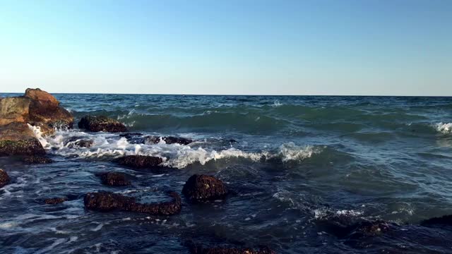 海浪和暴风雨，海浪拍打着岩石视频素材