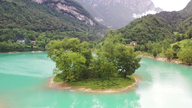 意大利绿松石湖上的圆形岛屿视频素材