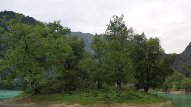 意大利绿松石湖上的圆形岛屿视频素材