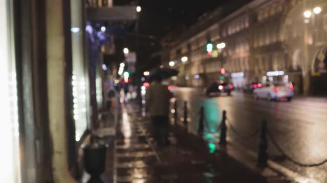 雨夜城市交通车辆行人用雨伞反射视频素材