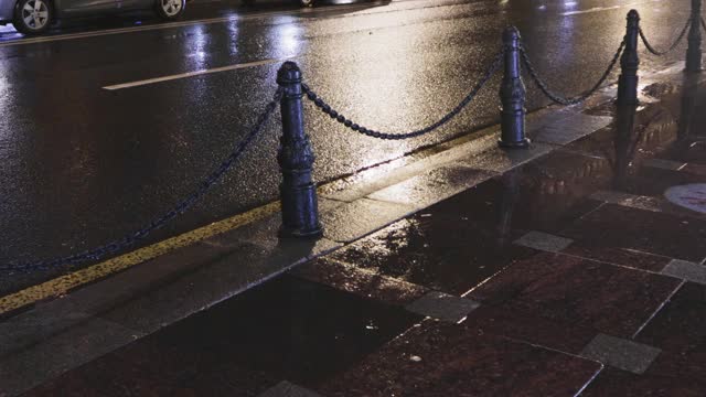 雨夜城市交通车辆行人用雨伞反射视频素材