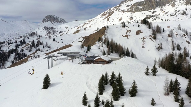 意大利Dolomites无人机在冬日阳光明媚的天空中拍摄。全景滑雪斜坡和升降机在Canazei和Compitello di fassa滑雪区，特伦蒂诺，意大利视频素材