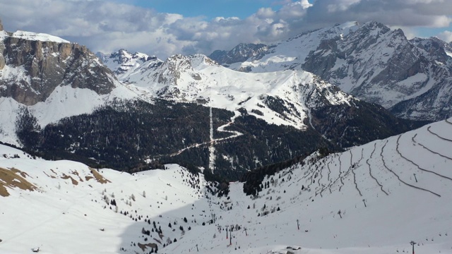 意大利Dolomites无人机在冬日阳光明媚的天空中拍摄。全景滑雪斜坡和升降机在Canazei和Compitello di fassa滑雪区，特伦蒂诺，意大利视频素材