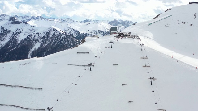 意大利Dolomites无人机在冬日阳光明媚的天空中拍摄。全景滑雪斜坡和升降机在Canazei和Compitello di fassa滑雪区，特伦蒂诺，意大利视频素材