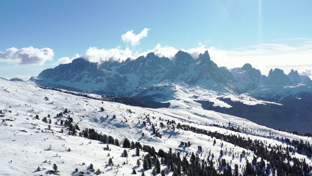 无人机镜头在冬季滑雪晴朗的日子-滑雪区Alpe Lusia, Moena地区，意大利Dolomites。照相机平稳地滑下来视频素材