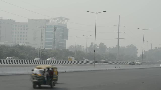 德里密鲁特高速公路上的交通状况视频素材