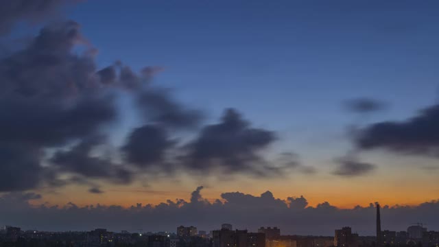 城市屋顶上的黎明。时间流逝视频素材