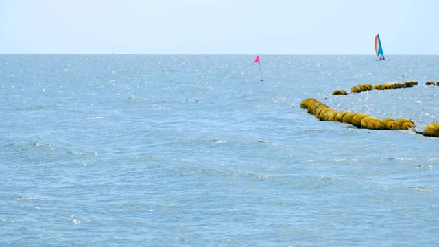 泰国芭堤雅海域黄色浮标标志视频素材