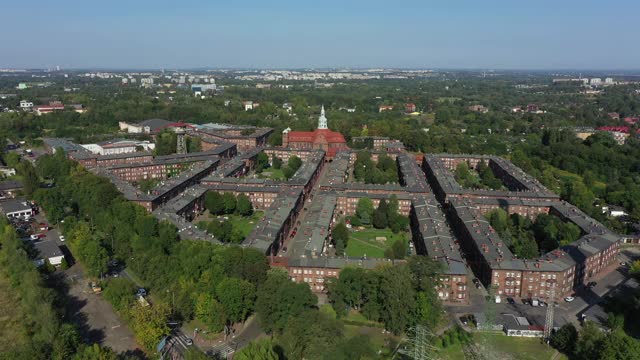 Nikiszowiec住宅区在卡托维兹与老煤矿鸟瞰图视频素材