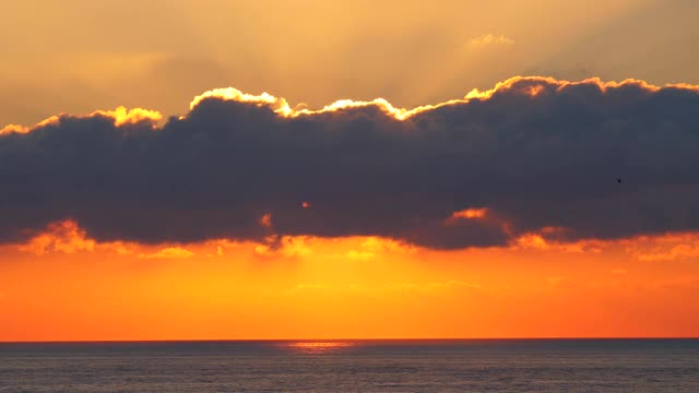 燃烧的天空，海上的日出。视频素材