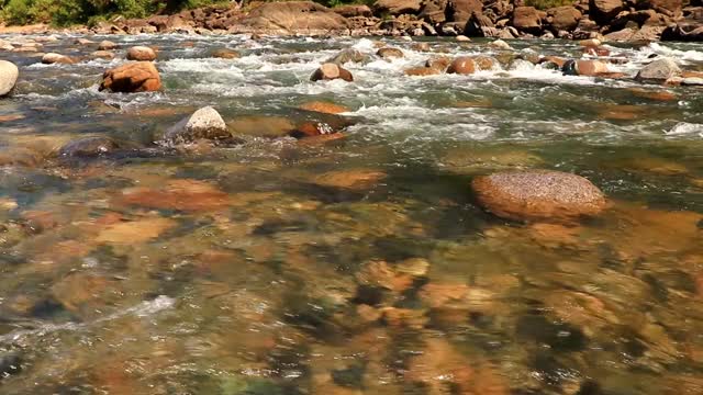 山涧流水淙淙，白天从平角夹起视频素材