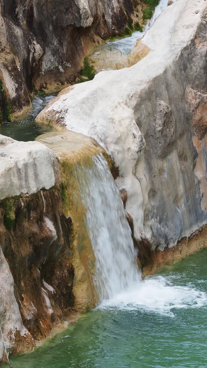 河流和瀑布清澈的水，落在岩石之间的大自然。视频素材