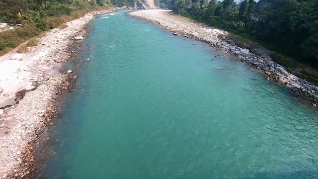 Teesta河流淌着野生的翠绿葱郁的山林夹在山间视频素材