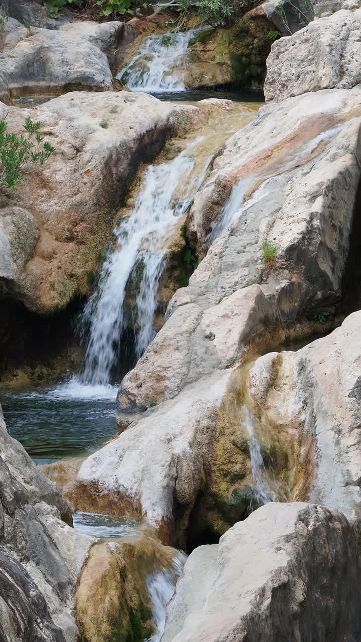 河流和瀑布清澈的水，落在岩石之间的大自然。视频素材