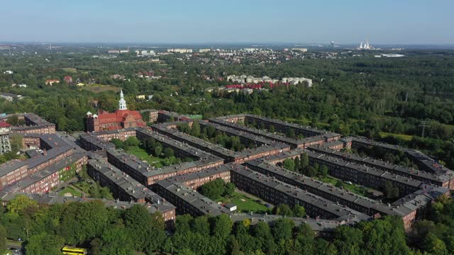 Nikiszowiec住宅区在卡托维兹与老煤矿鸟瞰图视频素材